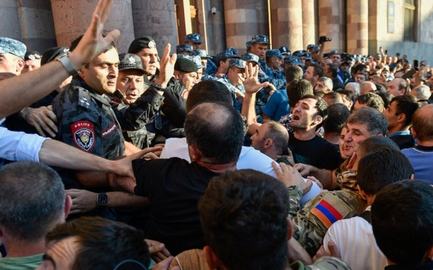 Протестующие в Ереване пытались перекрыть дорогу кортежу Пашиняна