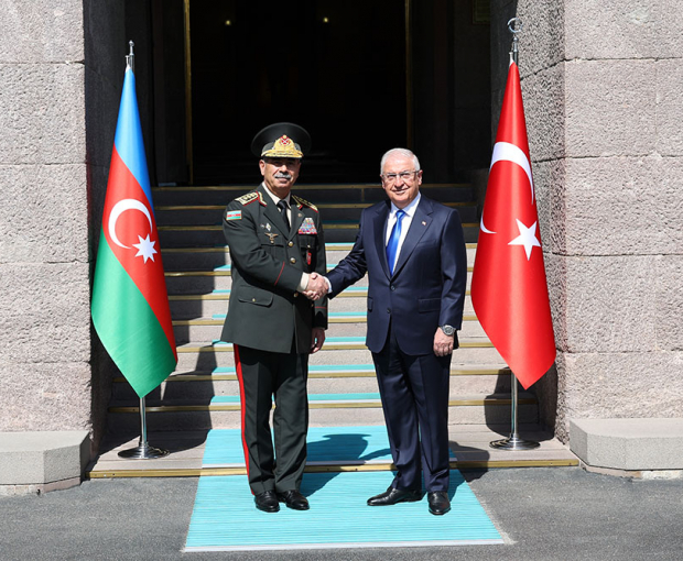 Яшар Гюлер поздравил министра обороны Азербайджана