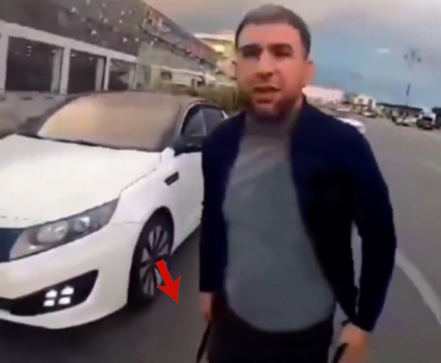Дорожная солидарность: в Баку водителю мопеда угрожали ножом - ВИДЕО