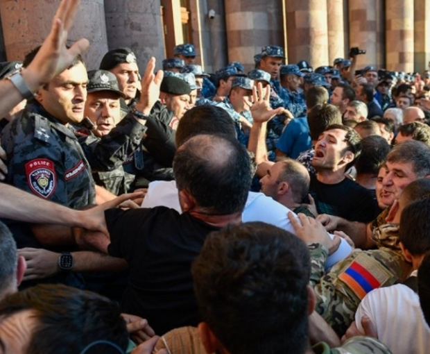 Протестующие в Ереване пытались перекрыть дорогу кортежу Пашиняна