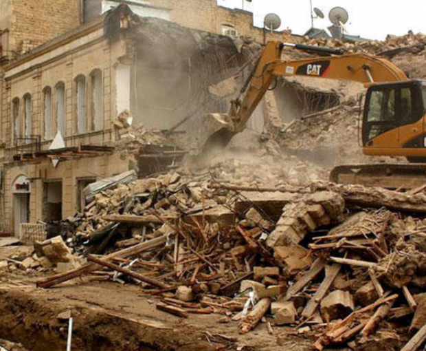В Баку ведутся работы по сносу домов: жители недовольны компенсацией - ВИДЕО