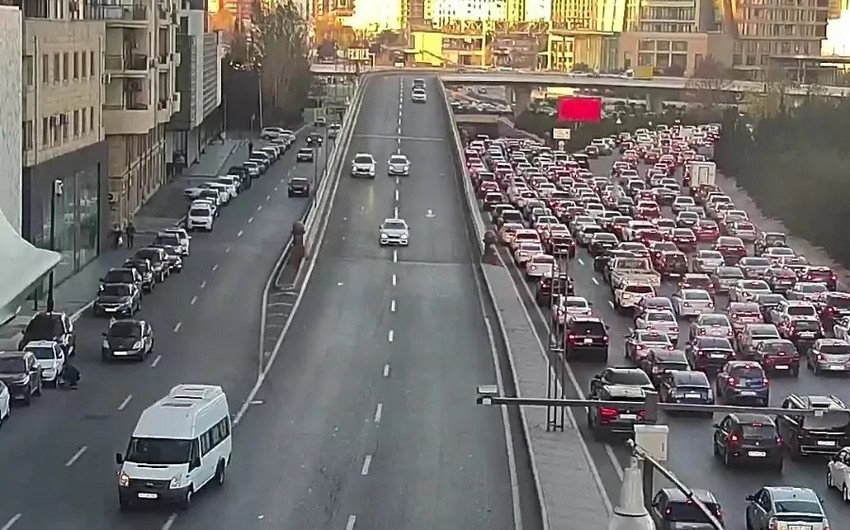 На ряде улиц и проспектов Баку наблюдаются пробки - СПИСОК