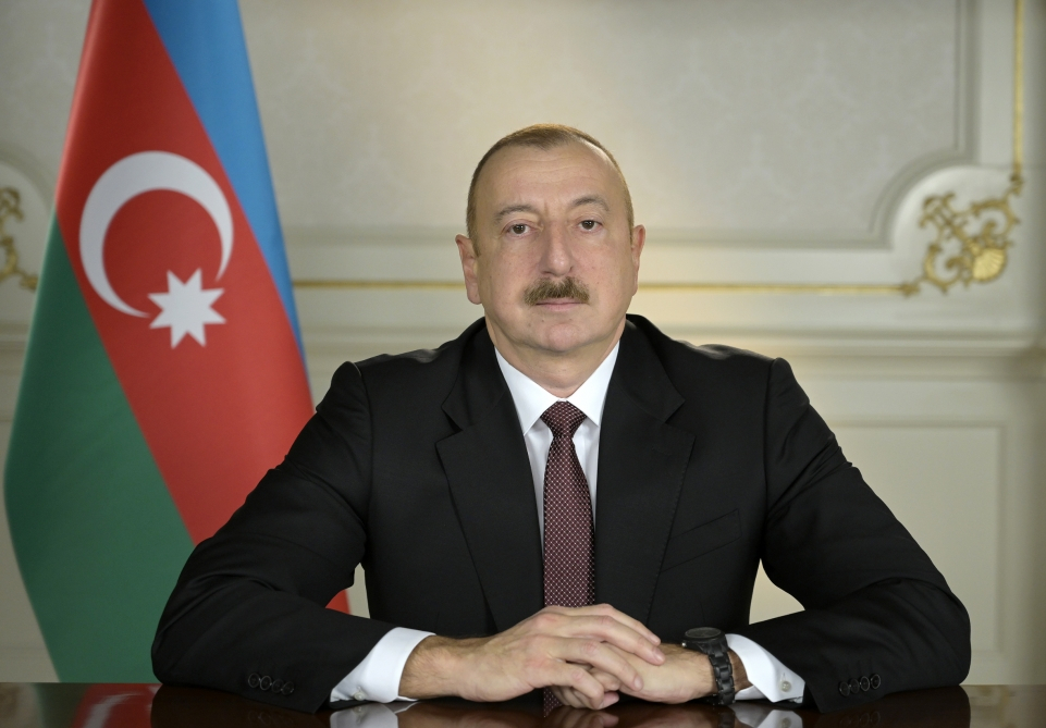 Президент Ильхам Алиев поздравил румынского коллегу