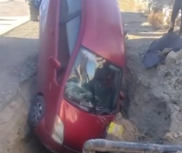 Автомобиль Toyota Prius упал в яму: машина получила серьезные повреждения - ВИДЕО