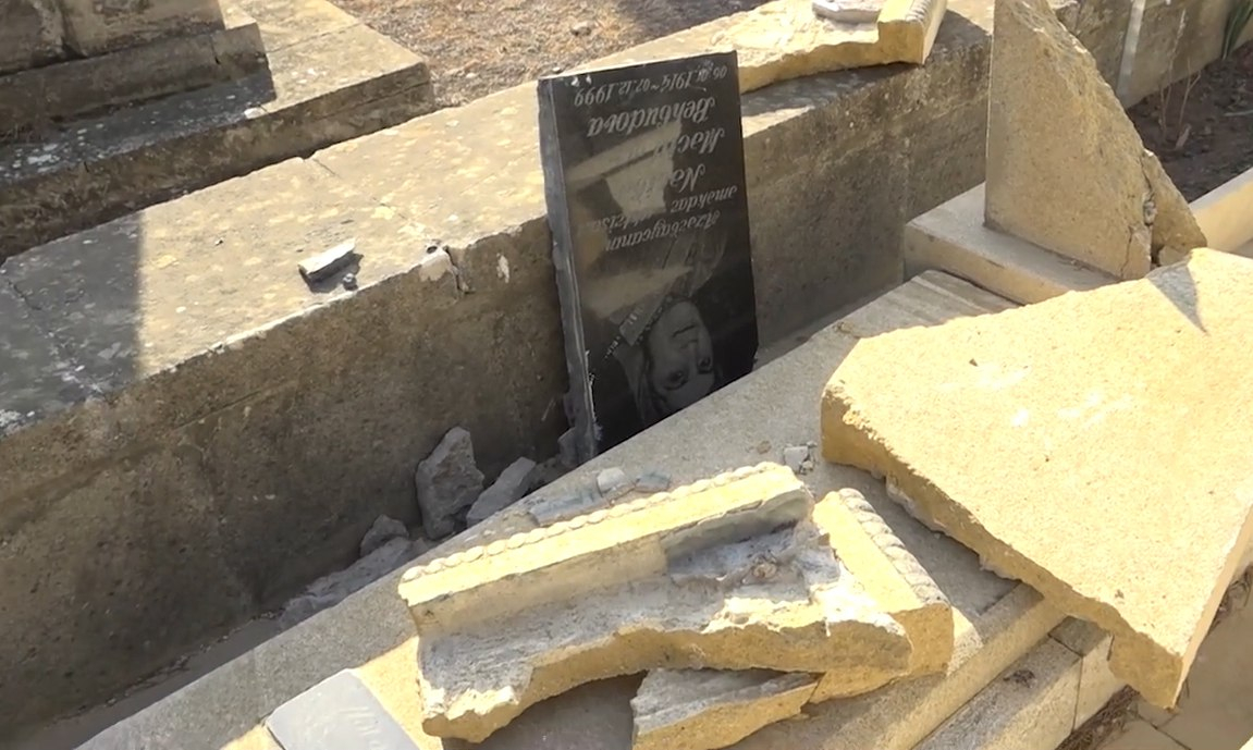 Почему разрушилось надгробие на могиле сестры Рашида Бехбудова? - ВИДЕО