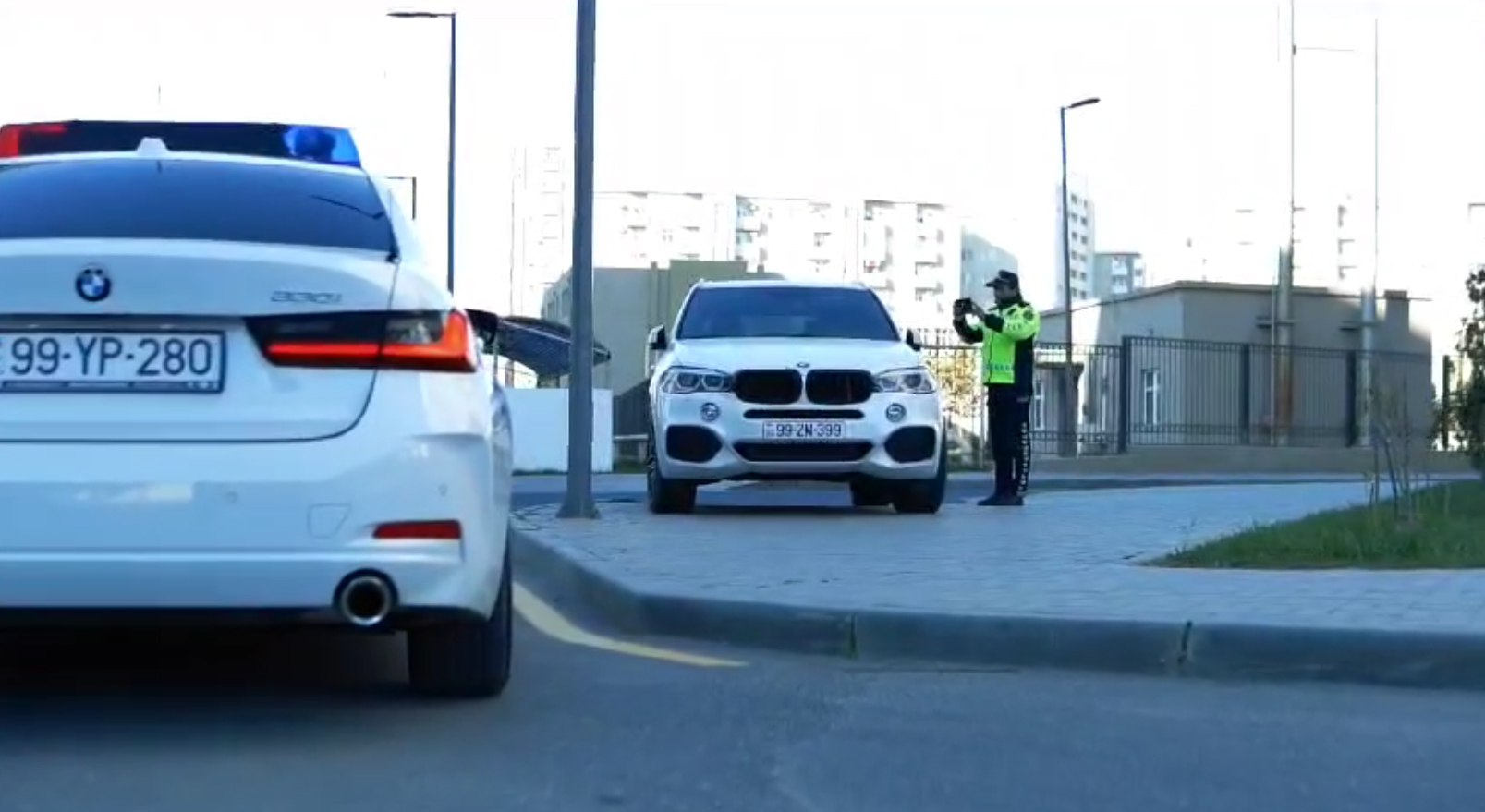 Дорожная полиция оштрафовала водителей, припарковавших автомобили на тротуарах - ВИДЕО