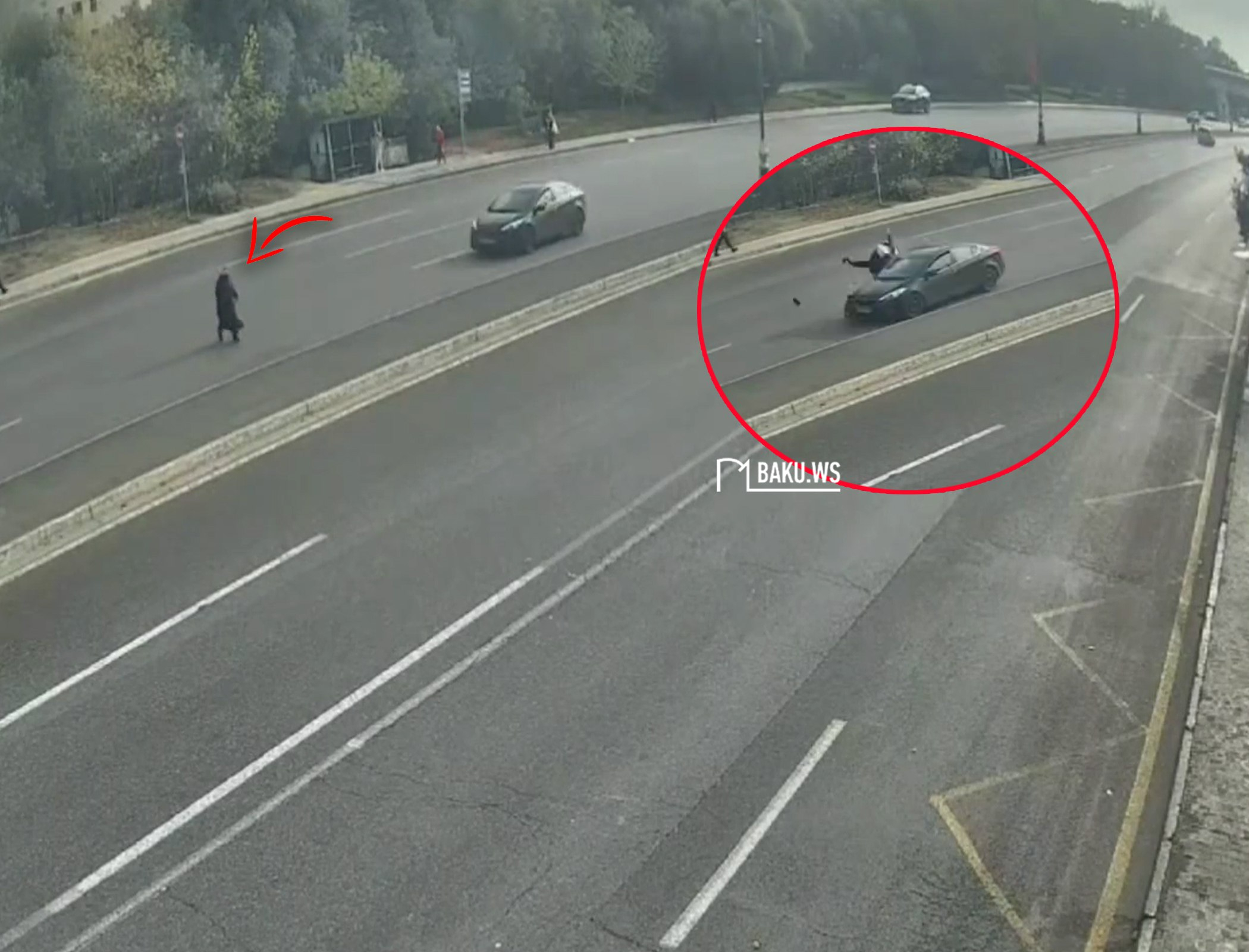 Жуткое ДТП в Баку: автомобиль сбил пешехода, не воспользовавшегося переходом - ВИДЕО