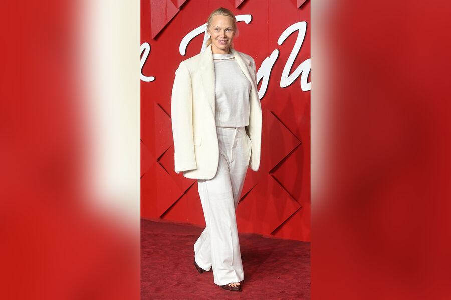 56-летняя Памела Андерсон пришла на премию без макияжа и в джинсах
