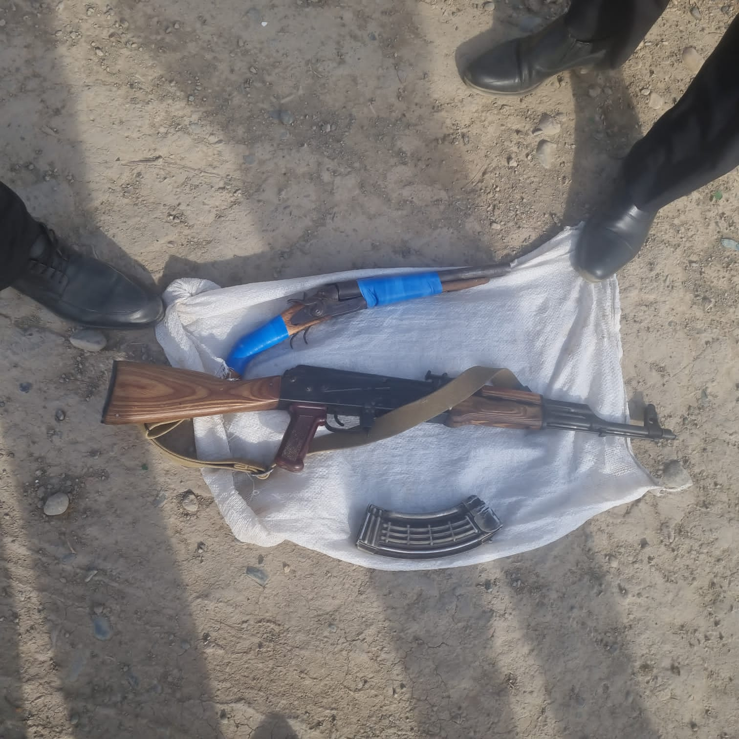 В Самухе на обочине дороги обнаружено оружие и боеприпасы - ФОТО