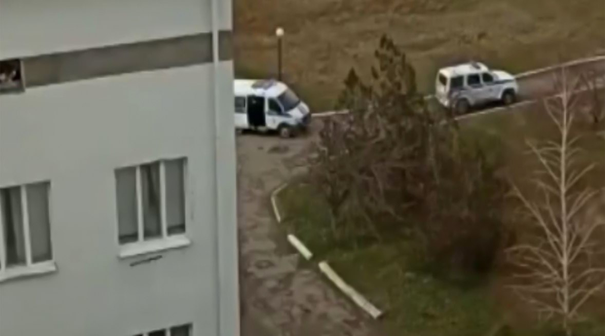 В России восьмиклассница устроила стрельбу в школе, есть погибшие и раненые