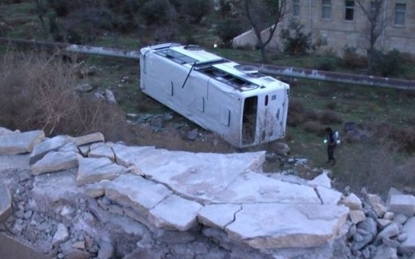 Автобус в Гусаре съехал в овраг, есть пострадавшие
