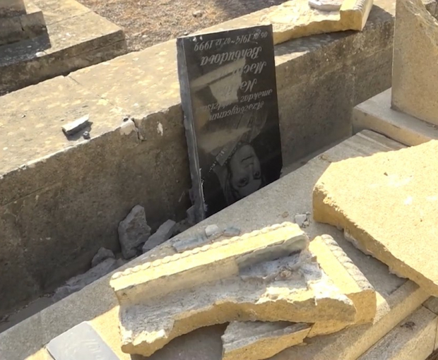 Почему разрушилось надгробие на могиле сестры Рашида Бехбудова? - ВИДЕО