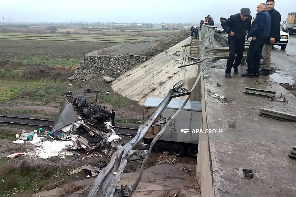 В Азербайджане грузовик упал с моста, погибли три человека - ОБНОВЛЕНО + ФОТО