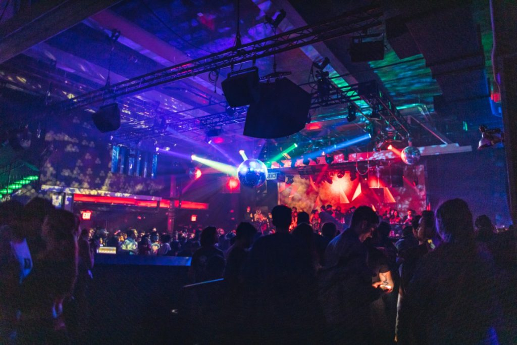 В известном ночном клубе в Баку произошла массовая драка? - ВИДЕО