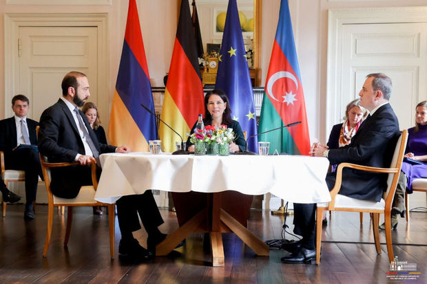 Встреча глав МИД Азербайджана и Армении продолжается в трехстороннем формате - ОБНОВЛЕНО + ВИДЕО