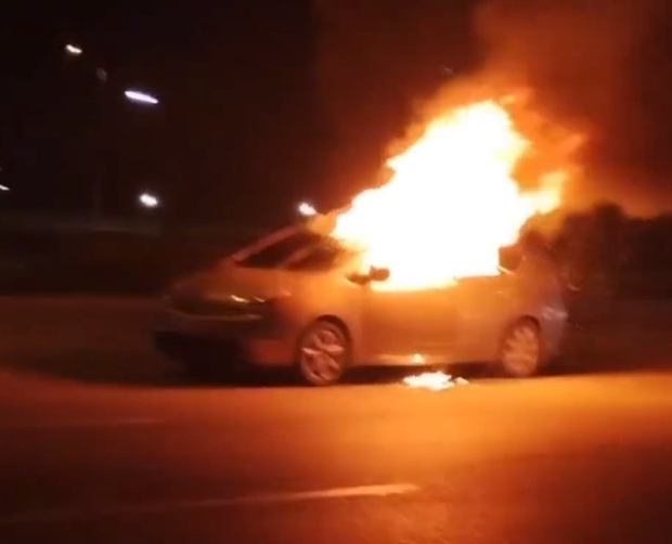 В Баку загорелся Prius - ВИДЕО