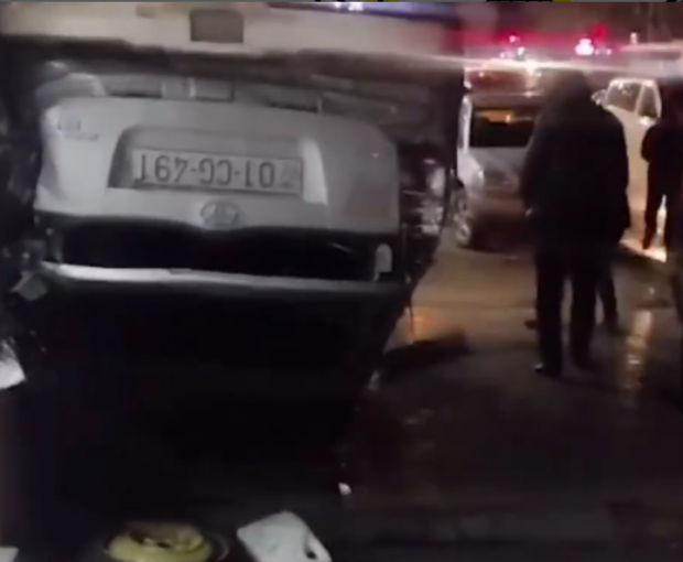 В Баку Toyota Prius едва не врезался в тандырную - ВИДЕО