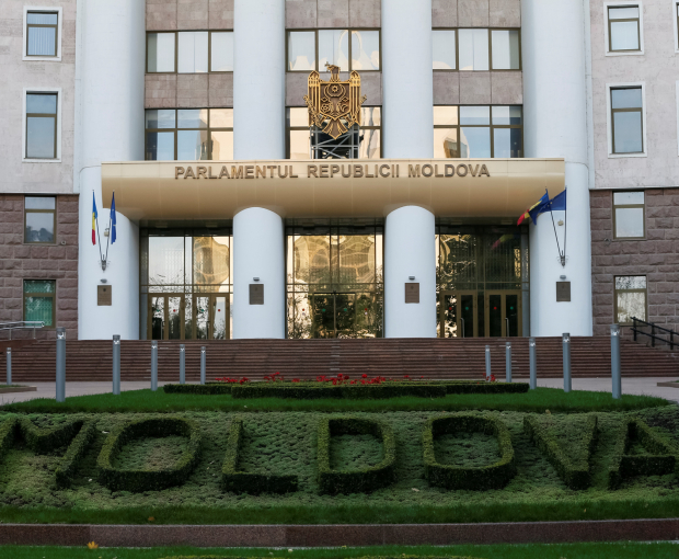 Парламент Молдовы начали эвакуировать