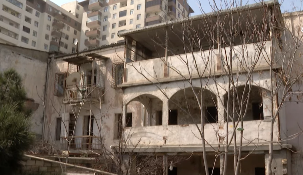 Проблема со сносом здания в Баку: стройкомпания не может договориться с владельцами квартир - ВИДЕО