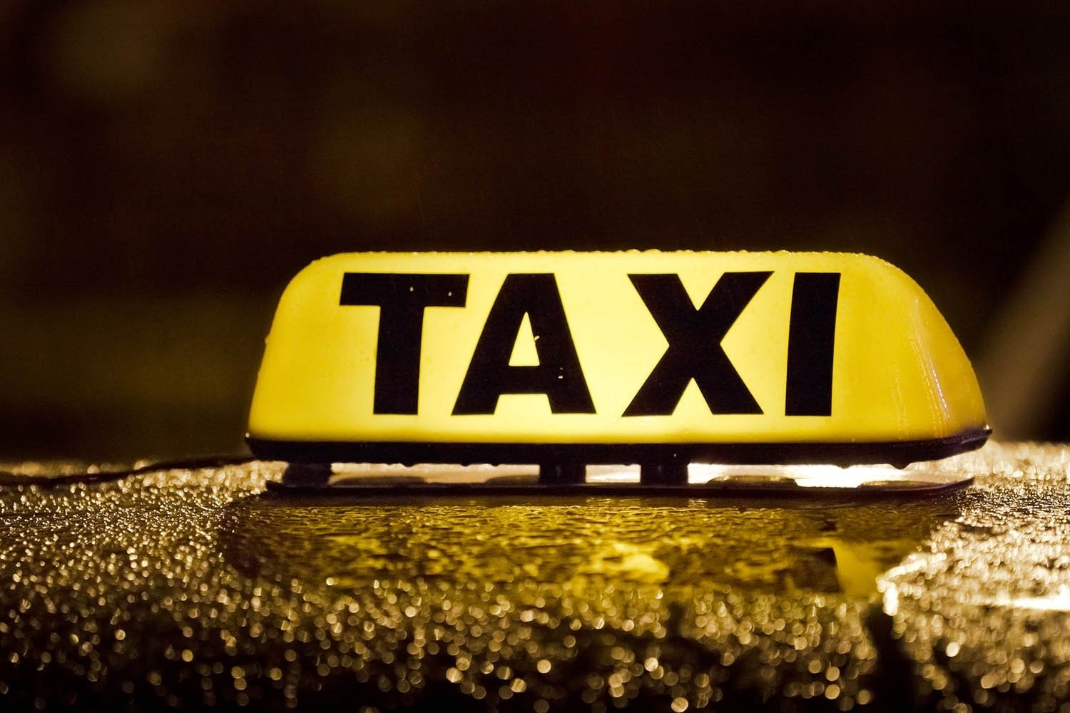 Жители Баку неоднозначно отреагировали на решение о размещении в такси камер - ВИДЕО