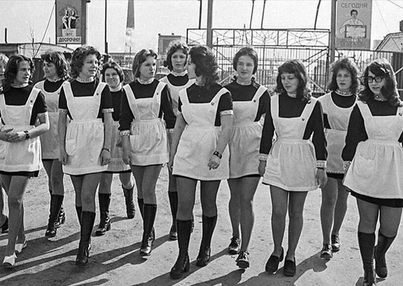 Почему в СССР до 1957 года девушкам нельзя было носить короткие юбки?