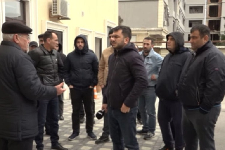 В Баку стройкомпания оставила жильцов здания без документов - ВИДЕО