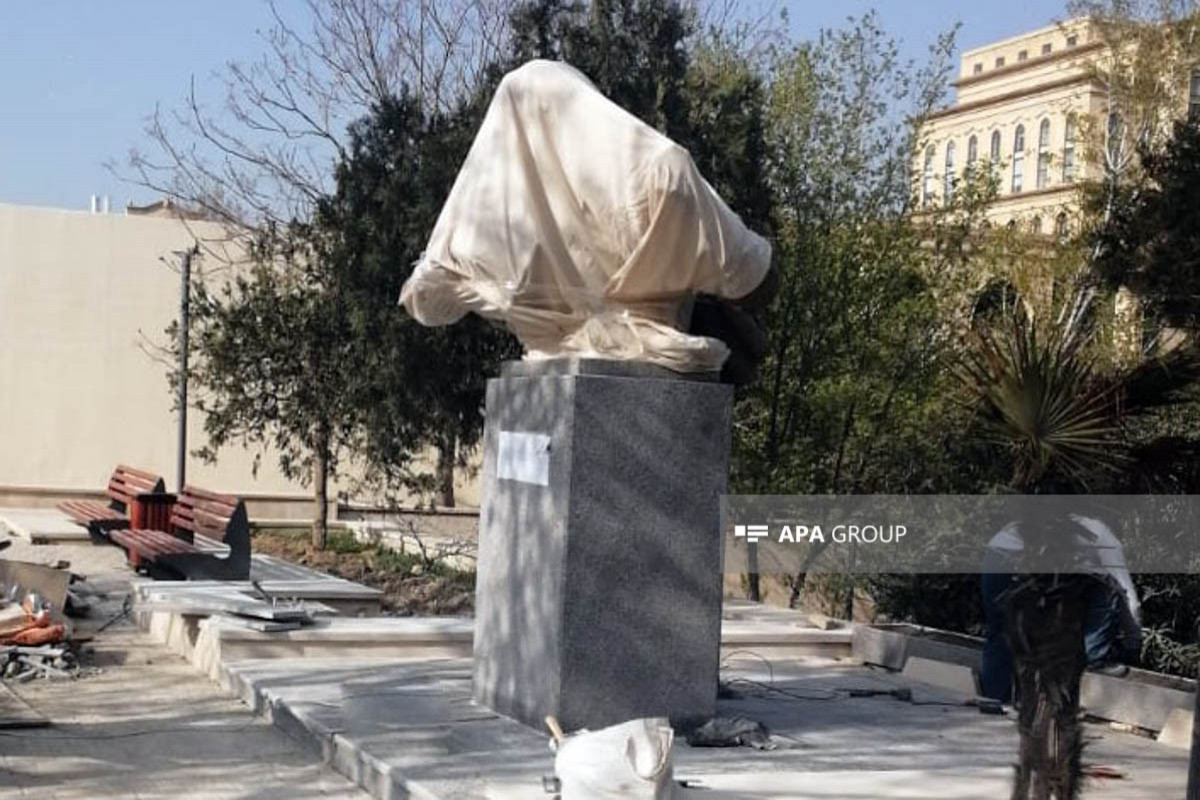 В Баку установлен памятник Чингизу Айтматову