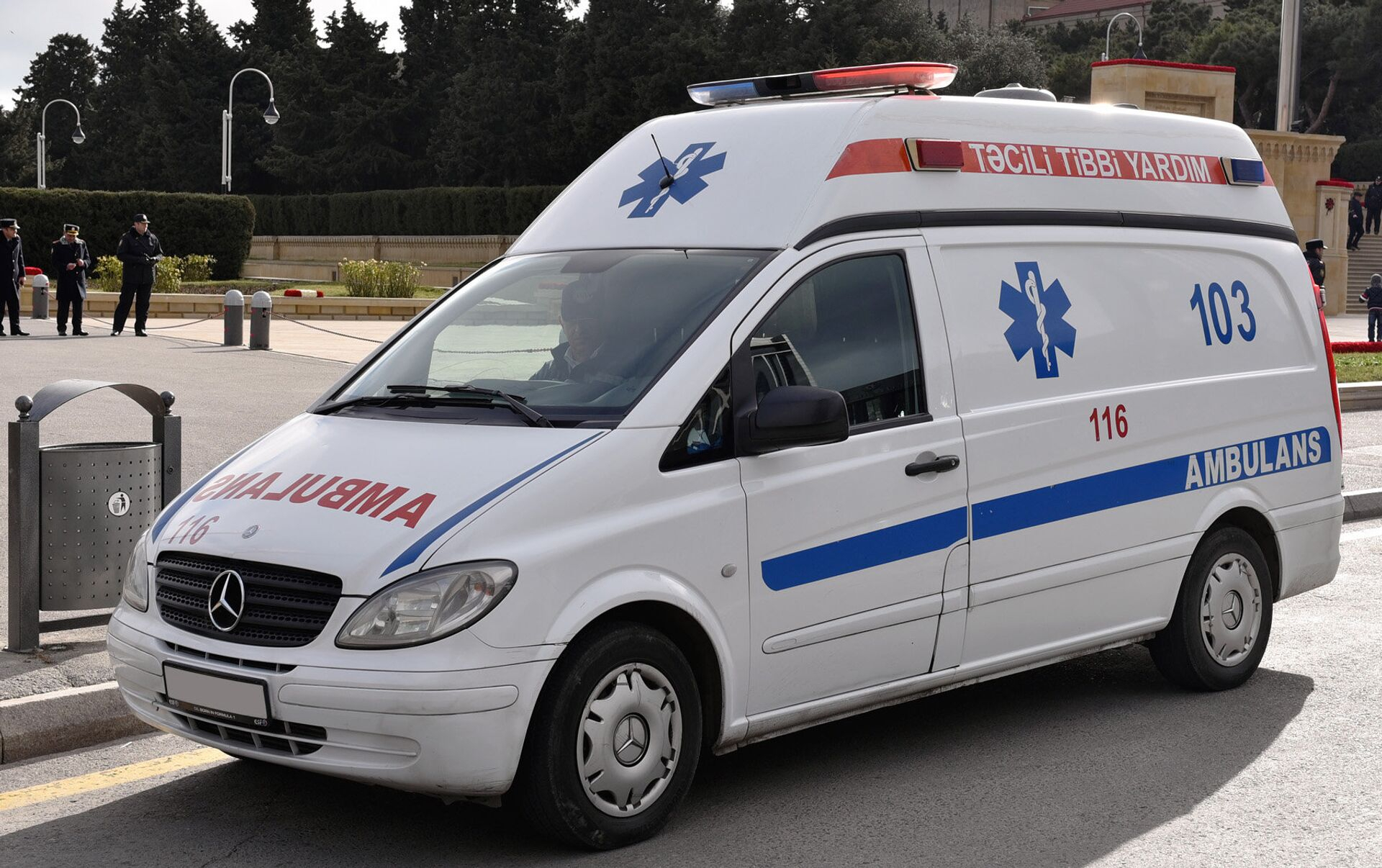 В Азербайджане мужчина нанес травмы сотрудникам скорой помощи