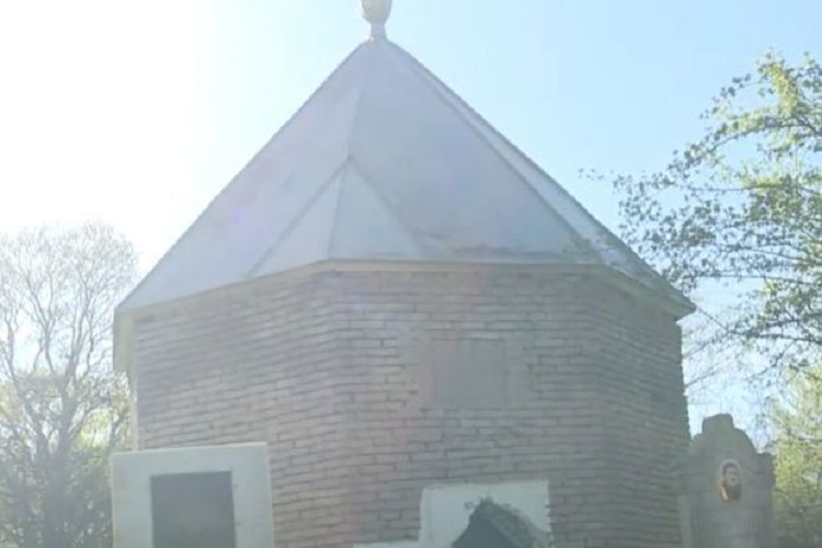 Исторический памятник в Губинском районе превратился в змеиное гнездо - ВИДЕО