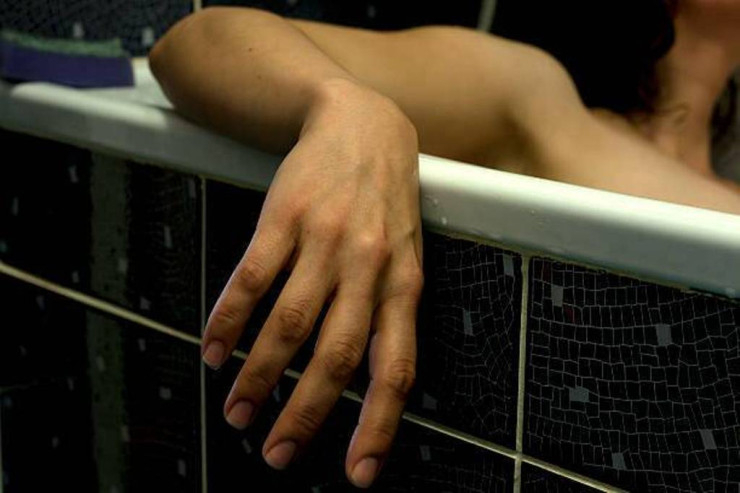 В Баку в ванной комнате обнаружены тела девушки и парня