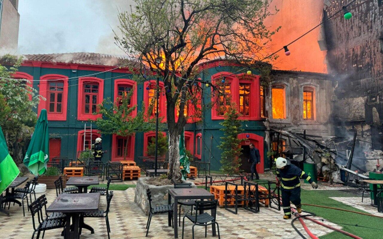 В Турции горит историческое здание периода Османской империи - ФОТО