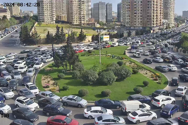 В Баку неисправный автомобиль стал причиной затора на дороге