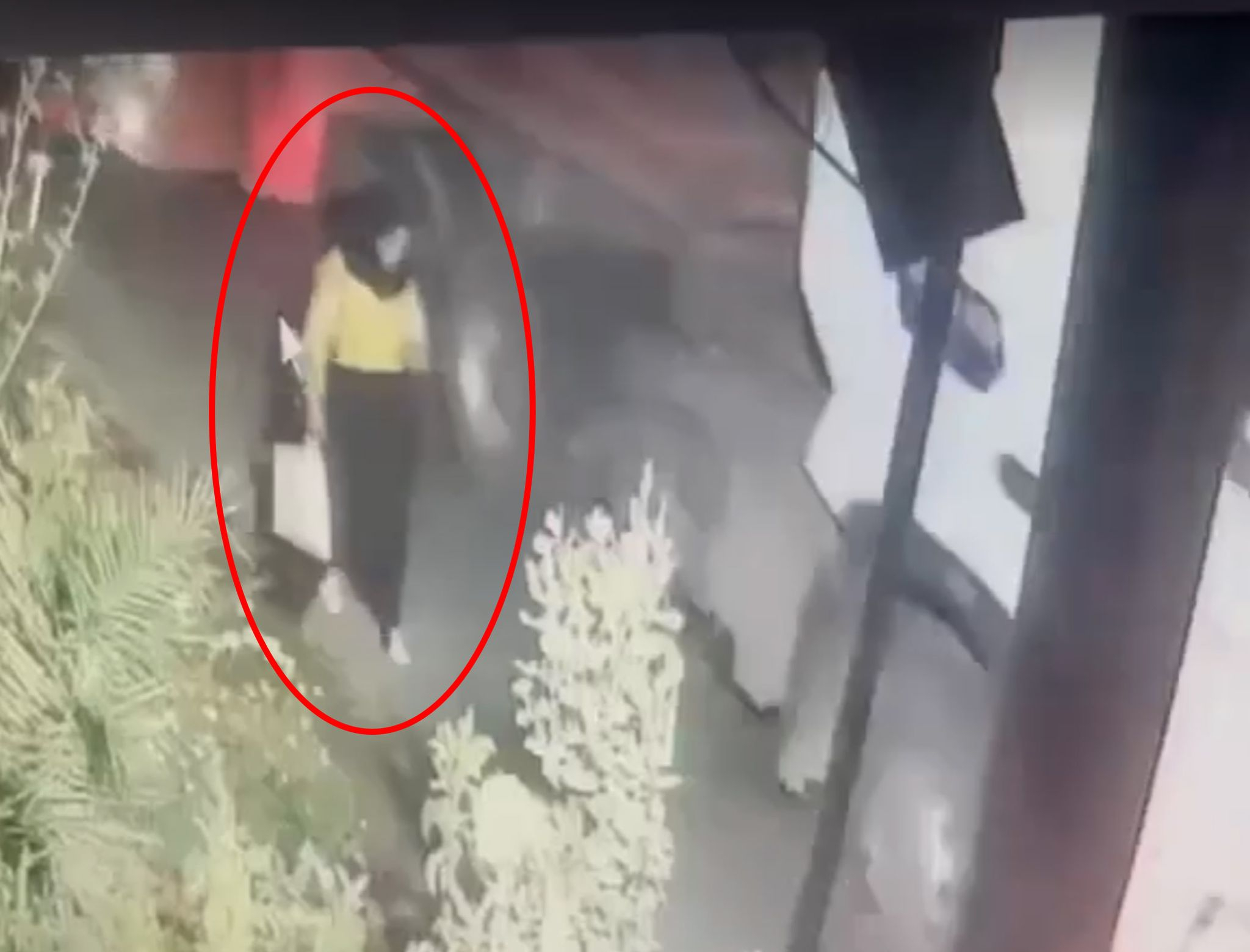 Смертельное ДТП в Баку: женщина оказалась под колесами грузовика - ВИДЕО