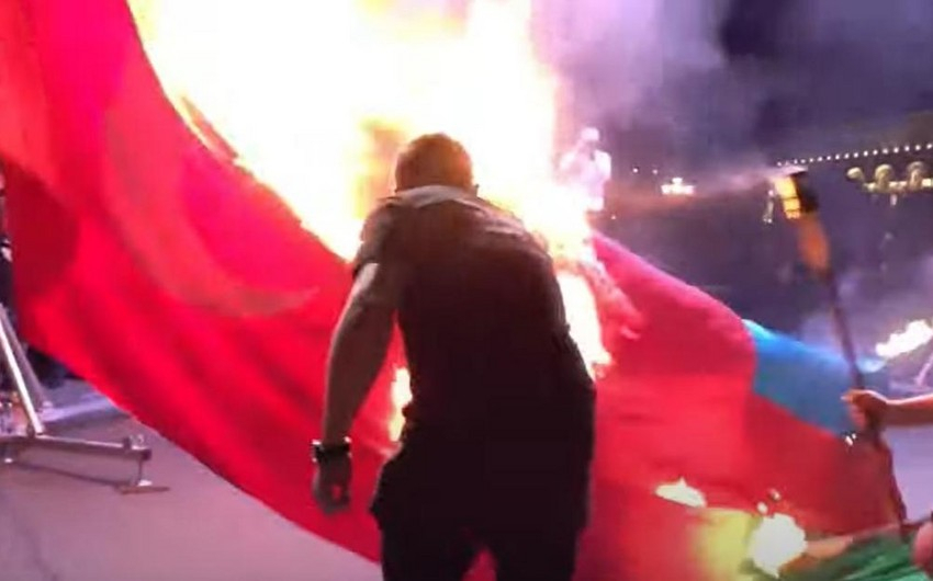 На митинге в Армении сожгли флаги Азербайджана и Турции - ВИДЕО