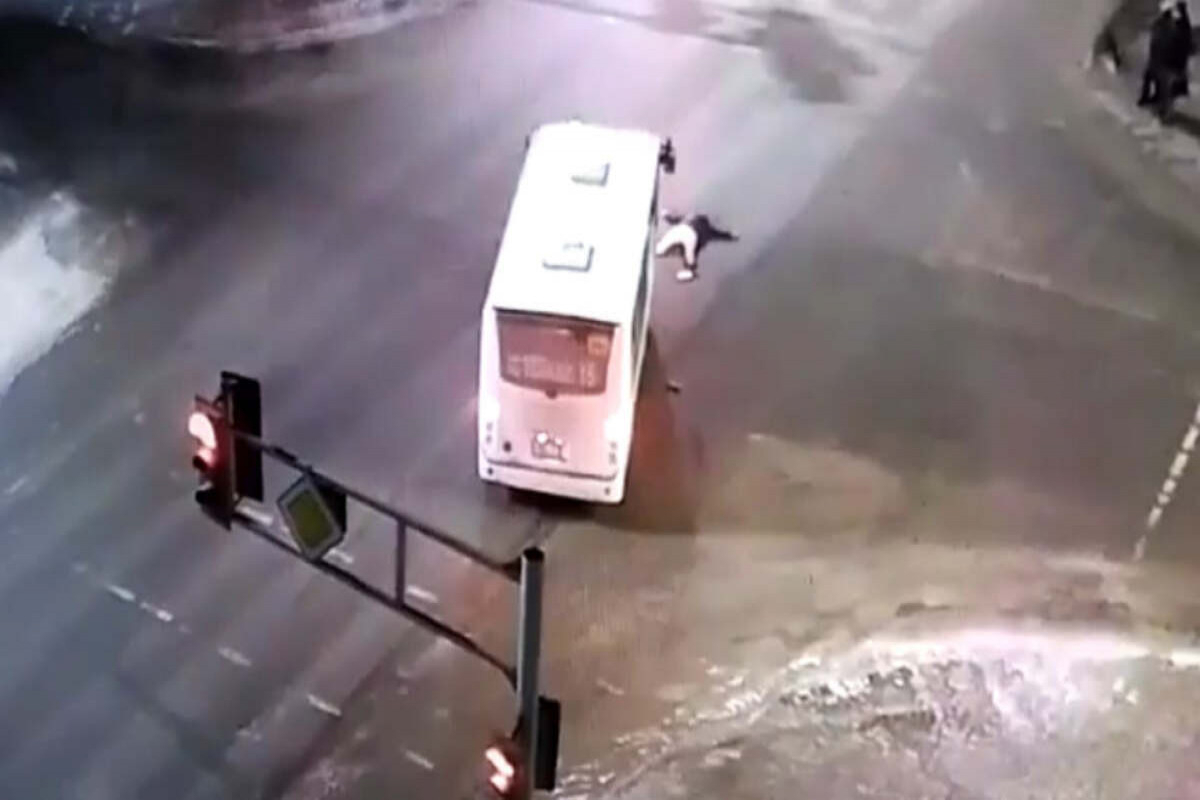 В Баку автобус сбил молодого человека