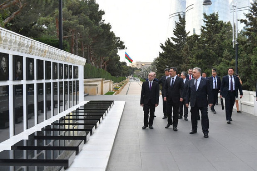 Президент Кыргызстана почтил память шехидов в Баку - ФОТО