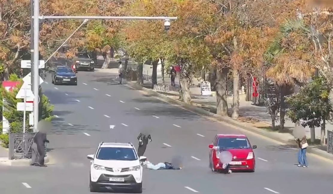 Камеры видеонаблюдения зафиксировали шокирующие кадры ДТП с пешеходами в Баку - ВИДЕО