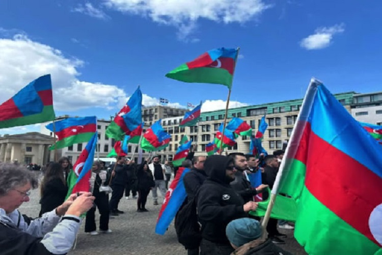 В Берлине Президента Ильхама Алиева встретили лозунгом "Карабах - это Азербайджан!" - ВИДЕО