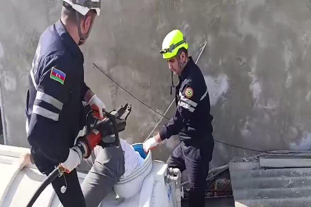 В Баку спасли мужчину, застрявшего в резервуаре с водой - ВИДЕО