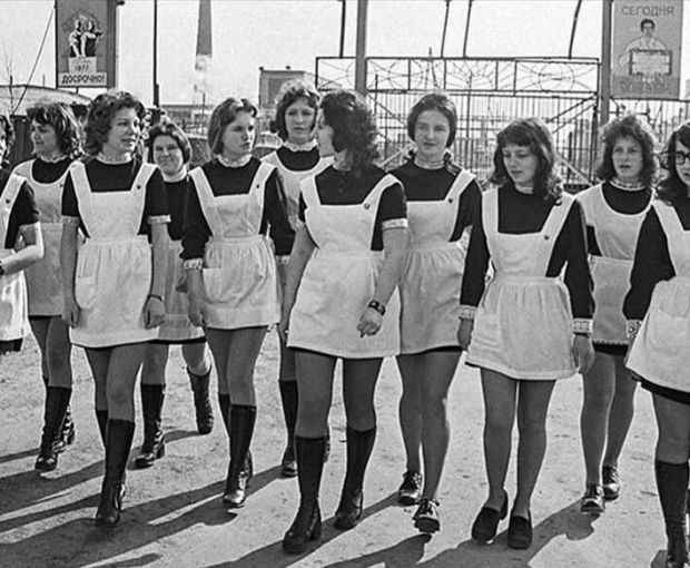 Почему в СССР до 1957 года девушкам нельзя было носить короткие юбки?