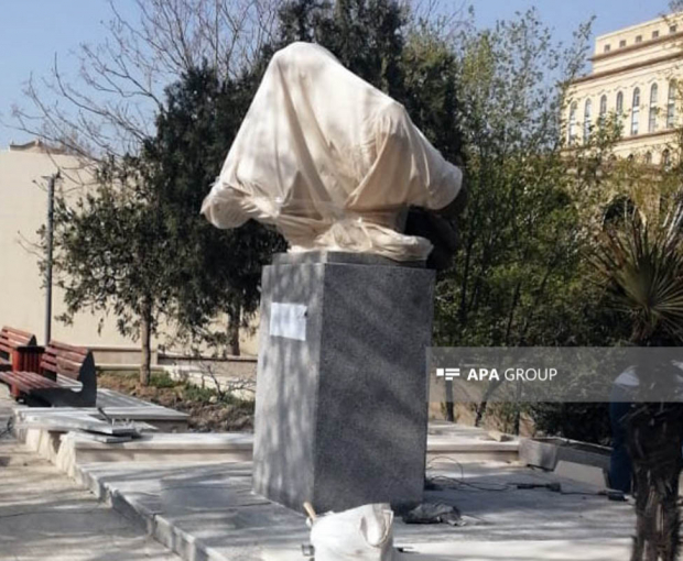 В Баку установлен памятник Чингизу Айтматову