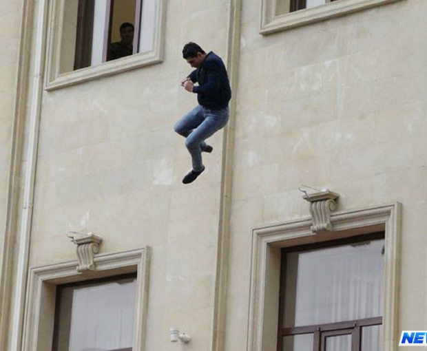 В Баку мужчина выбросился из окна своей спальни