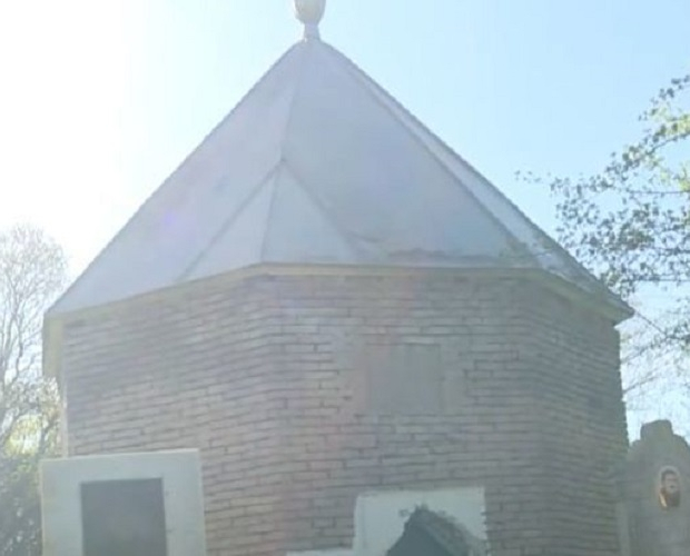 Исторический памятник в Губинском районе превратился в змеиное гнездо - ВИДЕО
