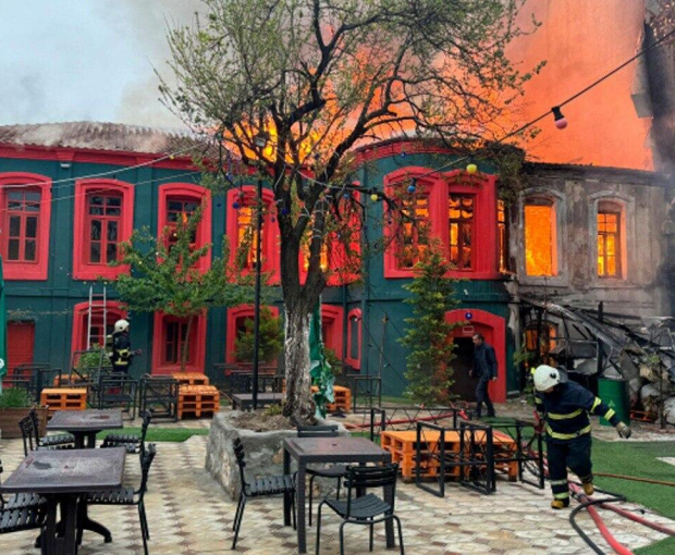 В Турции горит историческое здание периода Османской империи - ФОТО