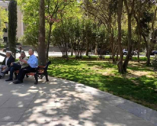 Куда исчезли скамейки в парке перед академией наук? - ФОТО