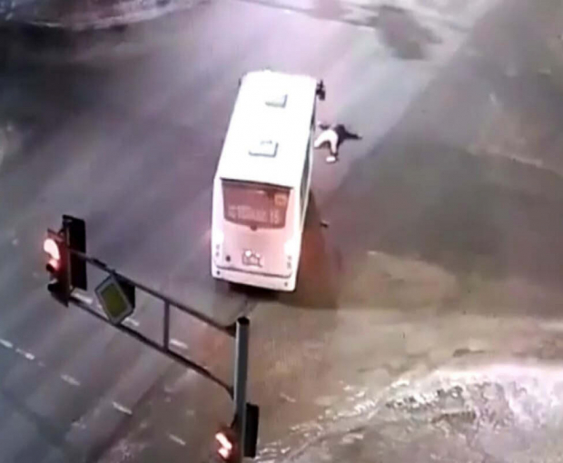 В Баку автобус сбил молодого человека