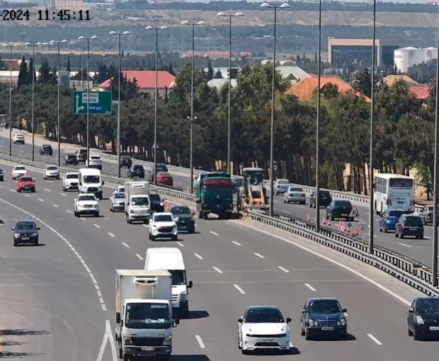 На дороге в направлении центра Баку ведутся ремонтные работы