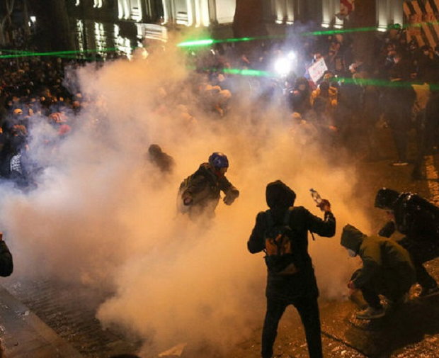 Полиция начала применять перцовый газ против протестующих у парламента в Тбилиси