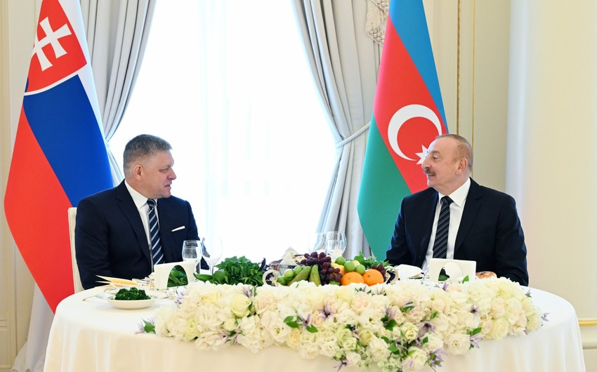 От имени Президента Ильхама Алиева дан официальный обед в честь премьер-министра Словакии