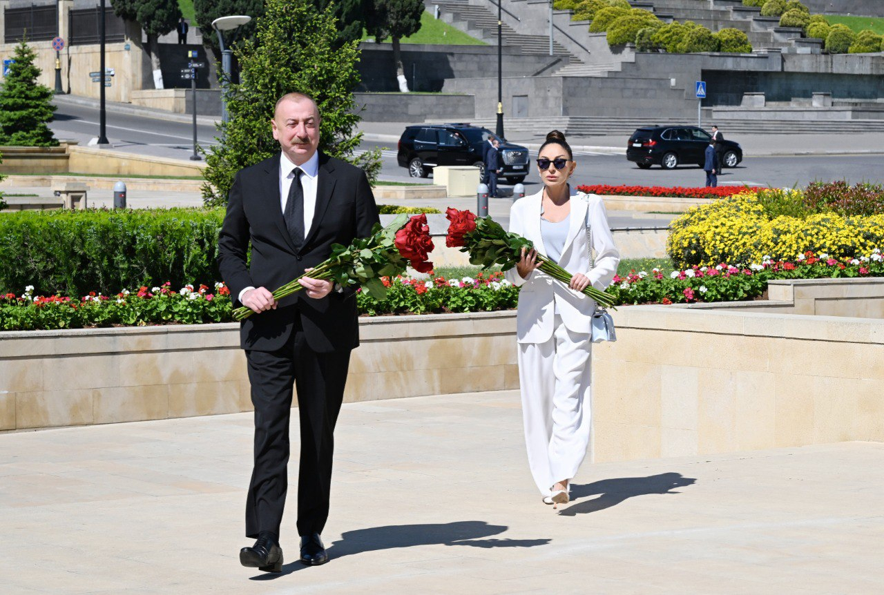 Ильхам Алиев и Мехрибан Алиева почтили память сынов Азербайджана, погибших за Победу над фашизмом - ФОТО
